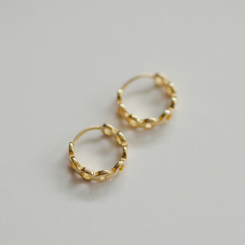 Pair of 14k gold plated sterling silver hoop earrings with chain-link design on a white background – Amélie hoop earrings

