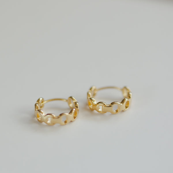 Pair of 14k gold plated sterling silver hoop earrings with chain-link design on a white background – Amélie hoop earrings

