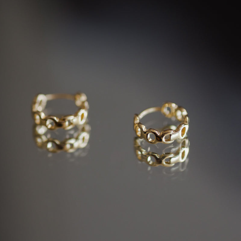 Pair of 14k gold plated sterling silver hoop earrings with chain-link design on a white background – Amélie hoop earrings

