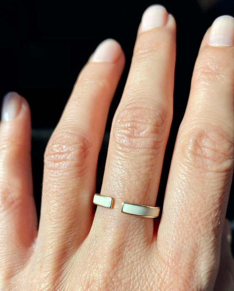 Nadège adjustable enamel ring in black and gold on hand, open band design
