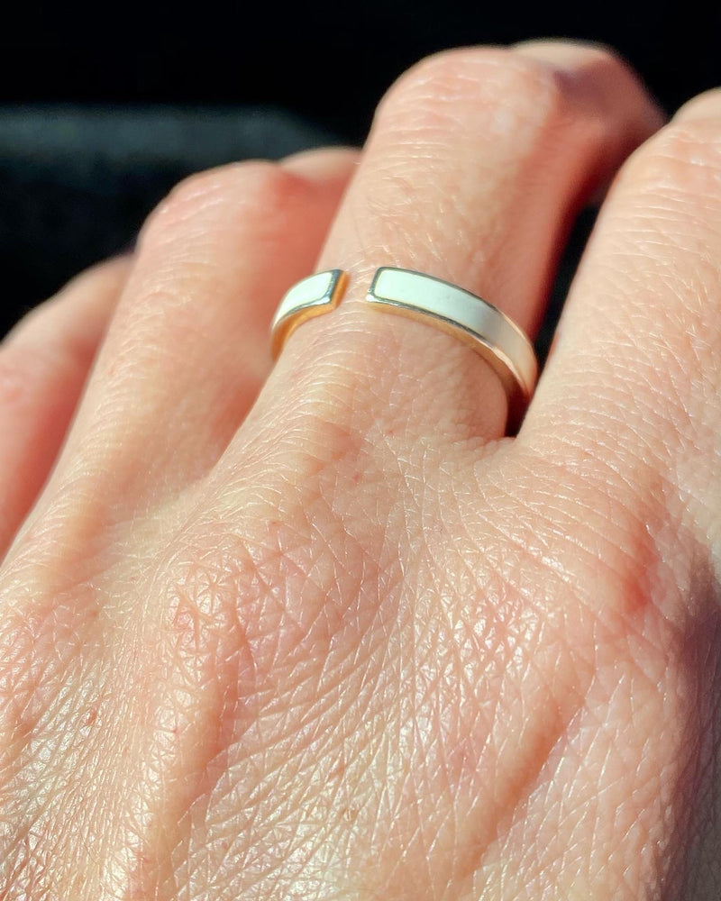 Nadège adjustable enamel ring in black and gold on hand, open band design