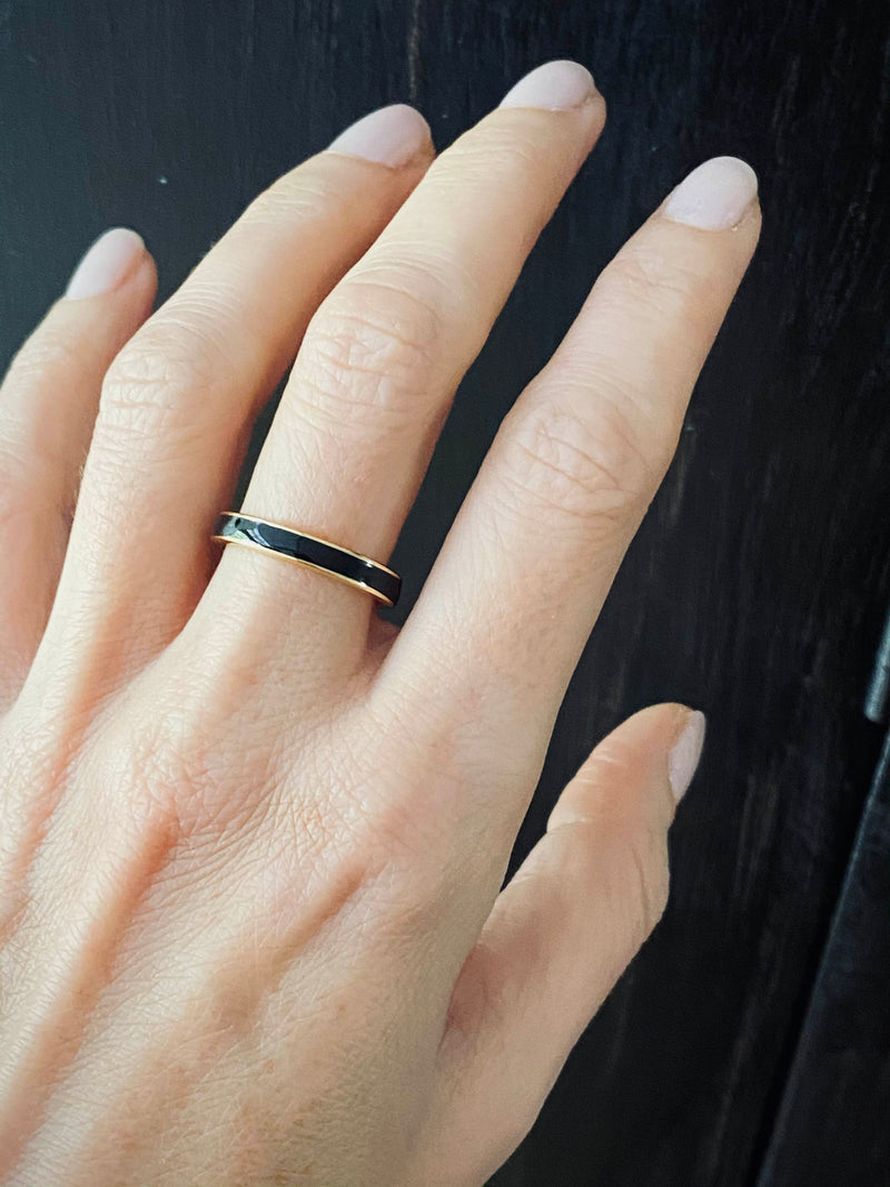 Nadège adjustable enamel ring in black and gold on hand, open band design