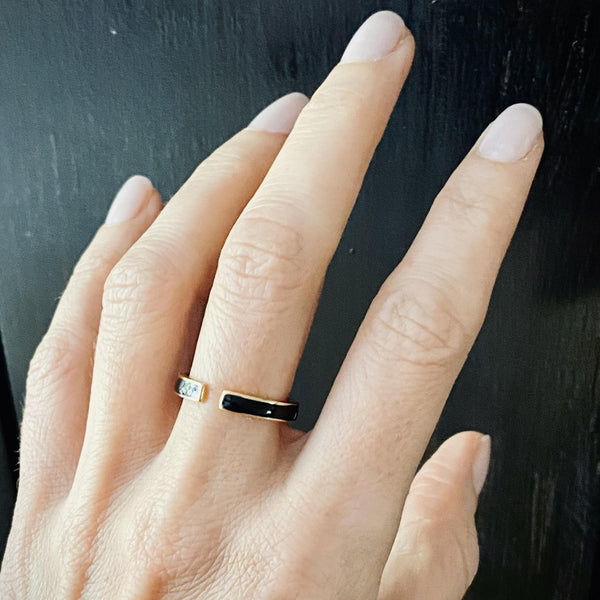 Nadège adjustable enamel ring in black and gold on hand, open band design