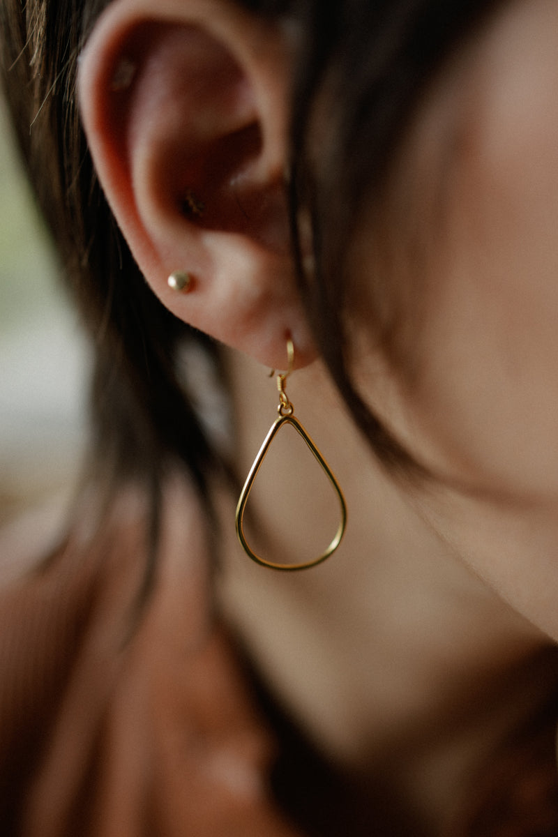 Marguerite teardrop loop earrings in 18k gold plated sterling silver – classic and elegant design