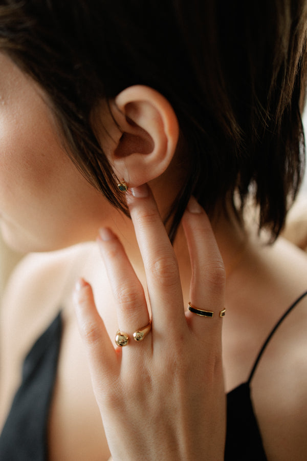 Nadège adjustable enamel ring in black and gold on hand, open band design