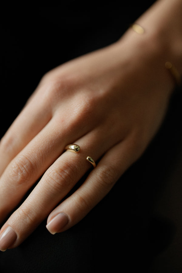 Béryl modern adjustable ring with asymmetrical design in 14k gold plated finish