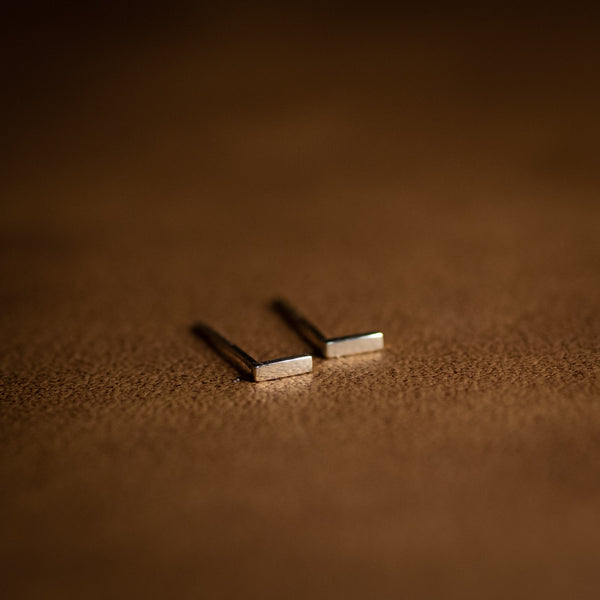 La Barre minimalist 14k solid gold stud earrings – timeless everyday jewellery

