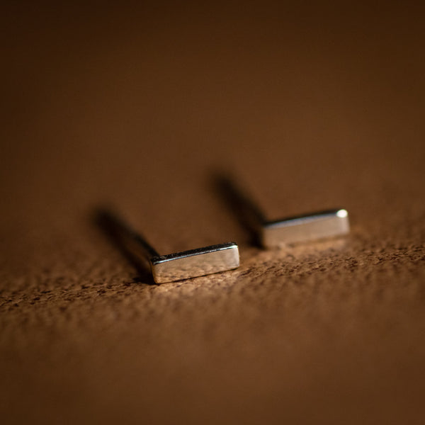 La Barre minimalist 14k solid gold stud earrings – timeless everyday jewellery

