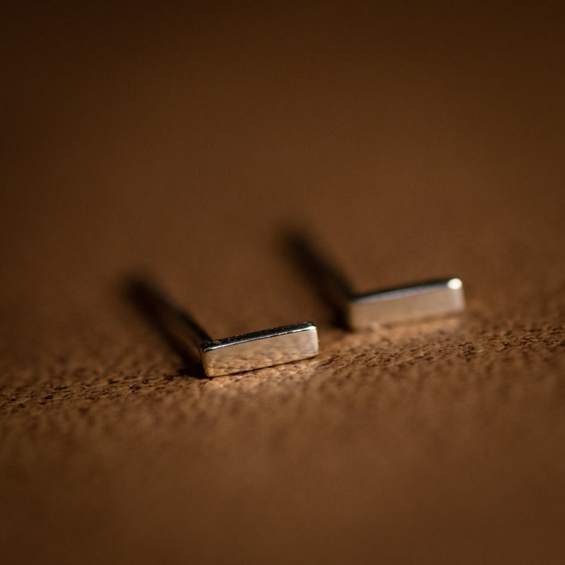 La Barre minimalist 14k solid gold stud earrings – timeless everyday jewellery

