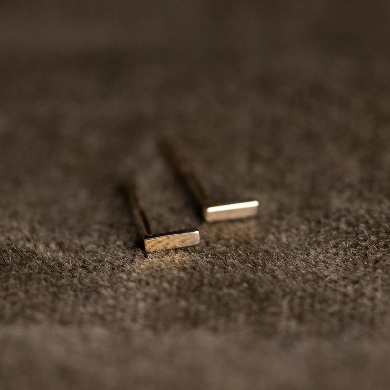 La Barre minimalist 14k solid gold stud earrings – timeless everyday jewellery

