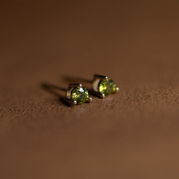 Close-up of Vert d’Eau 14k solid gold stud earrings with green cubic zirconia – minimalist style
