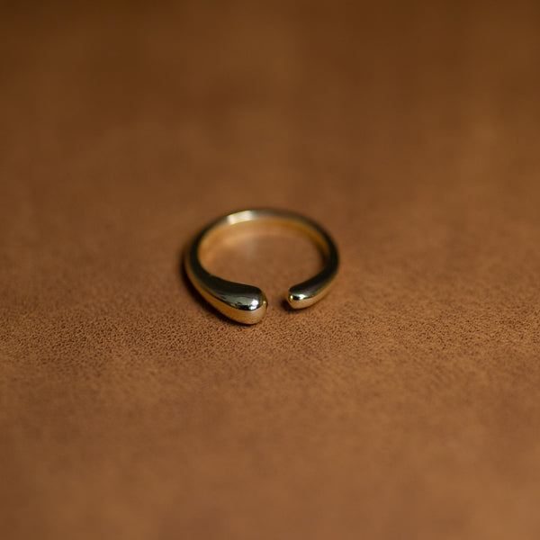 Béryl modern adjustable ring with asymmetrical design in 14k gold plated finish