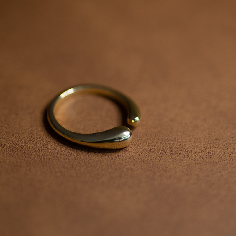Béryl modern adjustable ring with asymmetrical design in 14k gold plated finish