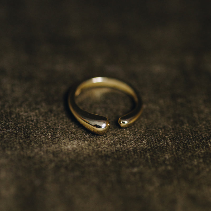 Béryl modern adjustable ring with asymmetrical design in 14k gold plated finish