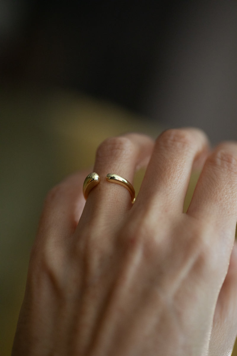 Béryl modern adjustable ring with asymmetrical design in 14k gold plated finish