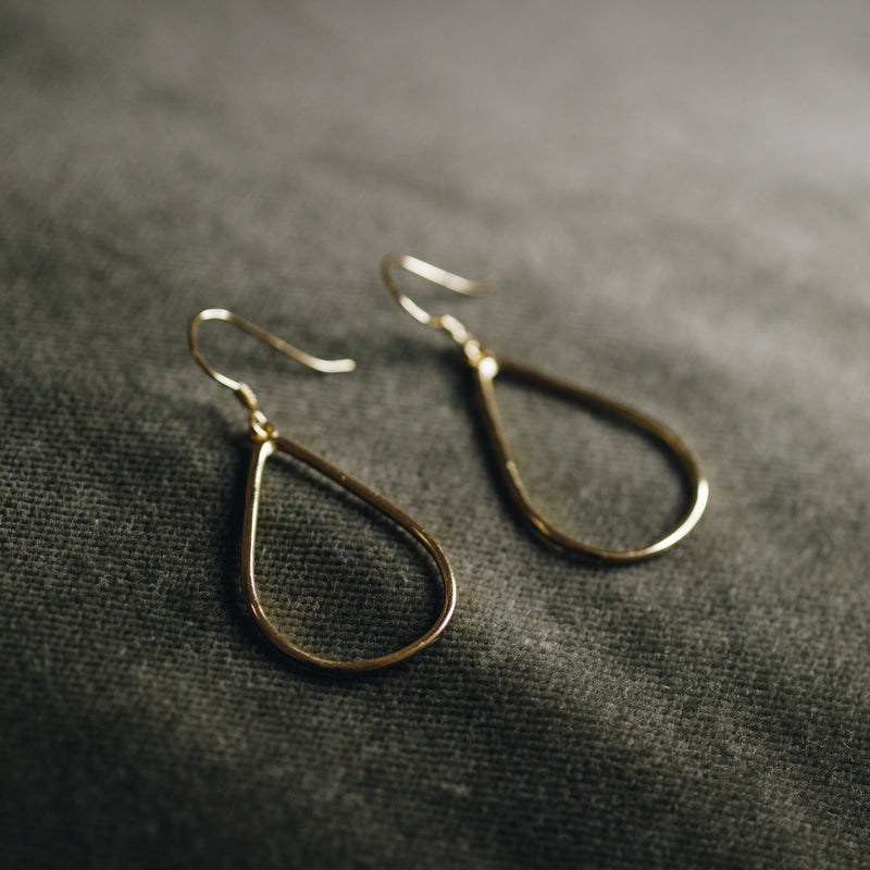 Marguerite teardrop loop earrings in 18k gold plated sterling silver – classic and elegant design