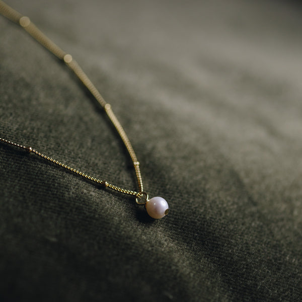 18k gold plated Tina necklace with man-made pearl and beaded chain