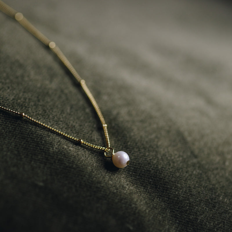 18k gold plated Tina necklace with man-made pearl and beaded chain