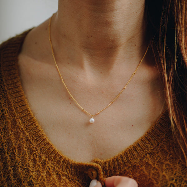 18k gold plated Tina necklace with man-made pearl and beaded chain